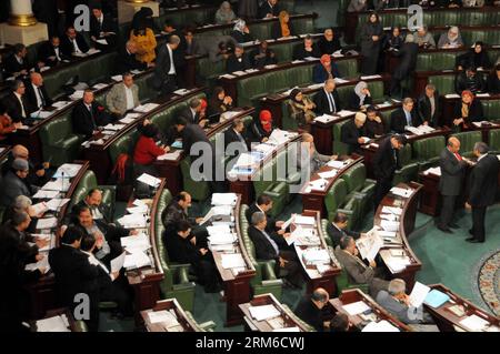 TUNIS, le 3 janvier 2014 - des parlementaires assistent à une réunion de l'Assemblée constituante à Tunis, Tunisie, le 3 janvier 2014. L Assemblée nationale constituante (ANC) de Tunisie a commencé à voter sur la nouvelle constitution vendredi. La constitution devrait être ratifiée d'ici le 14 janvier, qui marque le troisième anniversaire du soulèvement qui a conduit à l'éviction de l'ancien président Zine Al Abidine Ben Ali. (Xinhua/Adher)(hy) TUNISIA-POLITICS-CONSTITUTION-VOTE PUBLICATIONxNOTxINxCHN Tunis Jan 3 2014 les députés assistent à une réunion de l'Assemblée constituante à Tunis Tunisie Jan 3 2014 Tunisie S National constitue Banque D'Images