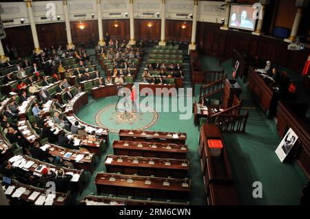 TUNIS, le 3 janvier 2014 - des parlementaires assistent à une réunion de l'Assemblée constituante à Tunis, Tunisie, le 3 janvier 2014. L Assemblée nationale constituante (ANC) de Tunisie a commencé à voter sur la nouvelle constitution vendredi. La constitution devrait être ratifiée d'ici le 14 janvier, qui marque le troisième anniversaire du soulèvement qui a conduit à l'éviction de l'ancien président Zine Al Abidine Ben Ali. (Xinhua/Adher)(hy) TUNISIA-POLITICS-CONSTITUTION-VOTE PUBLICATIONxNOTxINxCHN Tunis Jan 3 2014 les députés assistent à une réunion de l'Assemblée constituante à Tunis Tunisie Jan 3 2014 Tunisie S National constitue Banque D'Images