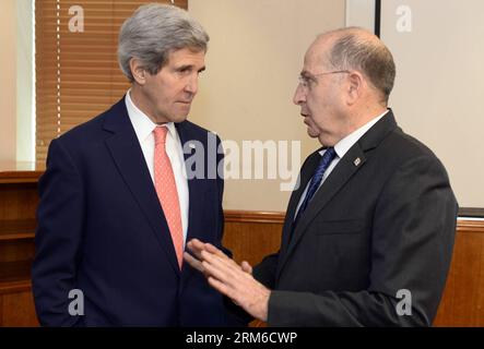 (140104) -- JÉRUSALEM, 4 janv. 2014 (Xinhua) -- visite du secrétaire d'État américain John Kerry (à gauche) avec le ministre israélien de la Défense Moshe ya Alon à Jérusalem, le 3 janvier 2014. Le secrétaire d'État américain John Kerry a déclaré vendredi qu'il gardait bon espoir qu'Israël et les Palestiniens pourraient parvenir à un accord à court terme, a rapporté le quotidien israélien Ha aretz. (Xinhua/États-Unis Ambassade en Israël/Matty Stern)(hy) MIDEAST-JERUSALEM-Ya ALON-KERRY-MEETING PUBLICATIONxNOTxINxCHN Jerusalem Jan 4 2014 XINHUA en visite au Secrétaire d'Etat de l'Université John Kerry rencontre les ministres israéliens de la Défense Moshe ya Alon à Jeru Banque D'Images