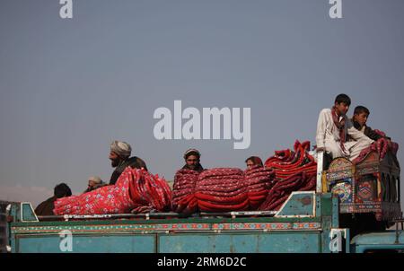 (140104) -- KABOUL, 4 janv. 2014 (Xinhua) -- des hommes afghans transportent les articles de secours hivernaux reçus dans un camion à Kaboul, Afghanistan, le 4 janvier 2014. Des centaines de familles déplacées ont reçu des secours d’hiver samedi. (Xinhua/Ahmad Massoud) AFGHANISTAN-KABOUL-SECOURS HIVERNAL PUBLICATIONxNOTxINxCHN Kaboul Jan 4 2014 XINHUA Afghans hommes transportent leurs marchandises de secours hivernal reçues dans un camion à Kaboul Afghanistan LE 4 2014 janvier des centaines de familles déplacées ont reçu des marchandises de secours hivernal samedi XINHUA Ahmad Massoud Afghanistan Kaboul secours hivernal PUBLICATIONxNOTxINxCHN Banque D'Images