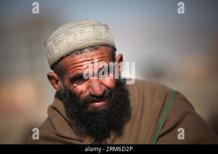 (140104) -- KABOUL, 4 janv. 2014 (Xinhua) -- un afghan attend de recevoir des secours d'hiver donnés par le gouvernement allemand à Kaboul, Afghanistan, le 4 janvier 2014. Des centaines de familles déplacées ont reçu des secours d’hiver samedi. (Xinhua/Ahmad Massoud) AFGHANISTAN-KABOUL-SECOURS D'HIVER PUBLICATIONxNOTxINxCHN Kaboul Jan 4 2014 XINHUA à afghan Man attend de recevoir des produits de secours d'hiver donnés par le gouvernement allemand à Kaboul Afghanistan LE 4 2014 janvier des centaines de familles déplacées ont reçu des produits de secours d'hiver samedi XINHUA Ahmad Massoud Afghanistan Kaboul secours d'hiver PUBLICATIONxNOTxINx Banque D'Images