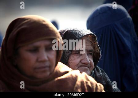 (140104) -- KABOUL, 4 janv. 2014 (Xinhua) -- des femmes afghanes attendent de recevoir des secours d'hiver donnés par le gouvernement allemand à Kaboul, Afghanistan, le 4 janvier 2014. Des centaines de familles déplacées ont reçu des secours d’hiver samedi. (Xinhua/Ahmad Massoud) AFGHANISTAN-KABOUL-SECOURS D'HIVER PUBLICATIONxNOTxINxCHN Kaboul Jan 4 2014 les femmes afghanes de XINHUA attendent de recevoir des produits de secours d'hiver donnés par le gouvernement allemand à Kaboul Afghanistan LE 4 2014 janvier des centaines de familles déplacées ont reçu des produits de secours d'hiver samedi XINHUA Ahmad Massoud Afghanistan Kaboul PUBLICATIONxNOTxINxCHN Banque D'Images