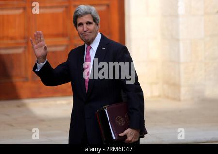 (140104) -- RAMALLAH, 4 janv. 2014 (Xinhua) -- le secrétaire d'État américain John Kerry fait signe à son arrivée à Ramallah, en Cisjordanie, pour une réunion avec le président palestinien Mahmoud Abbas, le 4 janvier 2014. Depuis son arrivée dans la région et jusqu’à son départ pour Amman, Kerry fera la navette entre Ramallah et Jérusalem, rencontrant des responsables palestiniens et israéliens. (Xinhua/Fadi Arouri) MIDEAST-RAMALLAH-US-KERRY-VISIT PUBLICATIONxNOTxINxCHN Ramallah Jan 4 2014 le Secrétaire d'Etat de l'Université de XINHUA John Kerry fait signe d'un geste à son arrivée dans la ville de Ramallah en CISJORDANIE pour une réunion avec des Prés PALESTINIENS Banque D'Images