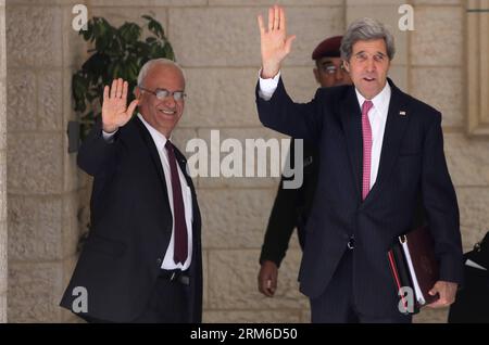 (140104) -- RAMALLAH, 4 janv. 2014 (Xinhua) -- le négociateur en chef palestinien Saeb Erekat (à gauche) accueille le secrétaire d'État américain John Kerry à son arrivée à Ramallah, en Cisjordanie, le 4 janvier 2014. Depuis son arrivée dans la région et jusqu’à son départ pour Amman, Kerry fera la navette entre Ramallah et Jérusalem, rencontrant des responsables palestiniens et israéliens. (Xinhua/Fadi Arouri) MIDEAST-RAMALLAH-US-KERRY-VISIT PUBLICATIONxNOTxINxCHN Ramallah Jan 4 2014 le négociateur en chef PALESTINIEN DE XINHUA Saeb Erekat l accueille le Secrétaire d'Etat américain John Kerry À son arrivée dans la ville de CISJORDANIE Banque D'Images