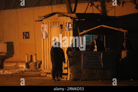 (140104) -- KABOUL, 4 janv. 2014 (Xinhua) -- les forces de sécurité afghanes dressent la garde près d'une base militaire de l'OTAN sur un site d'explosion à Kaboul, Afghanistan, le 4 janvier 2014. Des pertes ont été redoutées samedi soir alors qu'une bombe a explosé près d'un convoi militaire à Wazir Akbar Khan, l'enclave diplomatique de Kaboul, la capitale afghane, ont déclaré les autorités. (Xinhua/Ahmad Massoud) AFGHANISTAN-KABOUL-BLAST PUBLICATIONxNOTxINxCHN Kaboul Jan 4 2014 les forces de sécurité afghanes de XINHUA tiennent la garde près de la base militaire de l'OTAN SUR un site d'explosion à Kaboul Afghanistan Jan 4 2014 des pertes ont été redoutées samedi soir alors qu'une bombe a explosé au ne Banque D'Images