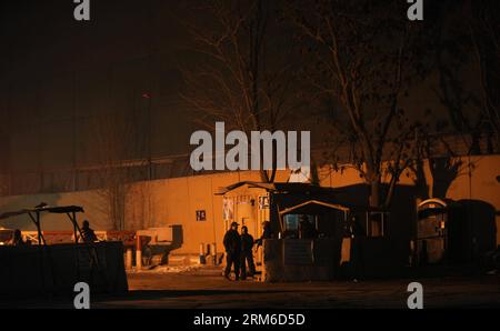 (140104) -- KABOUL, 4 janv. 2014 (Xinhua) -- les forces de sécurité afghanes dressent la garde près d'une base militaire de l'OTAN sur un site d'explosion à Kaboul, Afghanistan, le 4 janvier 2014. Des pertes ont été redoutées samedi soir alors qu'une bombe a explosé près d'un convoi militaire à Wazir Akbar Khan, l'enclave diplomatique de Kaboul, la capitale afghane, ont déclaré les autorités. (Xinhua/Ahmad Massoud) AFGHANISTAN-KABOUL-BLAST PUBLICATIONxNOTxINxCHN Kaboul Jan 4 2014 les forces de sécurité afghanes de XINHUA tiennent la garde près de la base militaire de l'OTAN SUR un site d'explosion à Kaboul Afghanistan Jan 4 2014 des pertes ont été redoutées samedi soir alors qu'une bombe a explosé au ne Banque D'Images