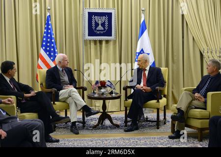 (140104) -- JÉRUSALEM, 4 janv. 2014 (Xinhua) -- le président israélien Shimon Peres (2e R) rencontre le sénateur américain John McCain (2e L) à la résidence du président à Jérusalem, le 4 janvier 2014. (Xinhua/GPO/Kobi Gideon) ISRAEL OUT MIDEAST-JERUSALEM-ISRAEL-SHIMON PERES-U.S.-JOHN MCCAIN-MEETING PUBLICATIONxNOTxINxCHN Jerusalem Jan 4 2014 XINHUA le président israélien Shimon Peres 2e r rencontre le sénateur John McCain 2e l À la résidence du président S à Jérusalem LE 4 2014 janvier XINHUA GPO Kobi Gideon Israel Out Mideast Jerusalem Israel Shimon Peres U s John McCain Meeting PUBLICATI Banque D'Images