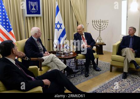 (140104) -- JÉRUSALEM, 4 janv. 2014 (Xinhua) -- le président israélien Shimon Peres (2e R) rencontre le sénateur américain John McCain (2e L) à la résidence du président à Jérusalem, le 4 janvier 2014. (Xinhua/GPO/Kobi Gideon) ISRAEL OUT MIDEAST-JERUSALEM-ISRAEL-SHIMON PERES-U.S.-JOHN MCCAIN-MEETING PUBLICATIONxNOTxINxCHN Jerusalem Jan 4 2014 XINHUA le président israélien Shimon Peres 2e r rencontre le sénateur John McCain 2e l À la résidence du président S à Jérusalem LE 4 2014 janvier XINHUA GPO Kobi Gideon Israel Out Mideast Jerusalem Israel Shimon Peres U s John McCain Meeting PUBLICATI Banque D'Images