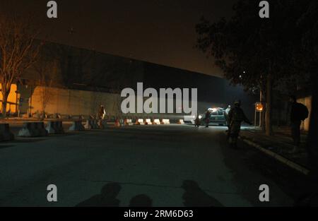 (140104) -- KABOUL, 4 janv. 2014 (Xinhua) -- les forces de sécurité afghanes patrouillent près de la base militaire de l'OTAN sur un site d'explosion à Kaboul, Afghanistan, le 4 janvier 2014. Des pertes ont été redoutées samedi soir alors qu'une bombe a explosé près d'un convoi militaire à Wazir Akbar Khan, l'enclave diplomatique de Kaboul, la capitale afghane, ont déclaré les autorités. (Xinhua/Ahmad Massoud) AFGHANISTAN-KABOUL-BLAST PUBLICATIONxNOTxINxCHN Kaboul Jan 4 2014 patrouille des forces de sécurité afghanes de XINHUA près de la base militaire de l'OTAN SUR un site d'explosion à Kaboul Afghanistan Jan 4 2014 On craint des pertes samedi soir alors qu'une bombe a explosé près d'un Milit Banque D'Images