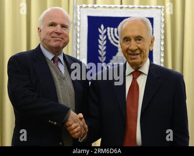 (140104) -- JÉRUSALEM, 4 janv. 2014 (Xinhua) -- le président israélien Shimon Peres (à droite) serre la main du sénateur américain John McCain en visite lors de leur rencontre à la résidence du président à Jérusalem, le 4 janvier 2014. (Xinhua/GPO/Kobi Gideon) ISRAEL OUT MIDEAST-JERUSALEM-ISRAEL-SHIMON PERES-U.S.-JOHN MCCAIN-MEETING PUBLICATIONxNOTxINxCHN Jerusalem Jan 4 2014 XINHUA Président israélien Shimon Peres r serre la main avec le sénateur John McCain en visite À la résidence du Président S à Jérusalem LE 4 2014 janvier XINHUA GPO Kobi Gideon Israel Out Mideast Jerusalem Israel Shimon Peres Banque D'Images