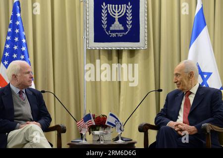 (140104) -- JÉRUSALEM, 4 janv. 2014 (Xinhua) -- le président israélien Shimon Peres (à droite) rencontre le sénateur américain John McCain en visite à la résidence du président à Jérusalem, le 4 janvier 2014. (Xinhua/GPO/Kobi Gideon) ISRAEL OUT MIDEAST-JERUSALEM-ISRAEL-SHIMON PERES-U.S.-JOHN MCCAIN-MEETING PUBLICATIONxNOTxINxCHN Jerusalem Jan 4 2014 le président israélien de XINHUA Shimon Peres r rencontre le sénateur John McCain À la résidence du président S à Jérusalem LE 4 2014 janvier XINHUA GPO Kobi Gideon Israel Out Mideast Jerusalem Israel Shimon Peres U S John McCain rencontre avec PUBLICATIONxNOTxINxCHN Banque D'Images