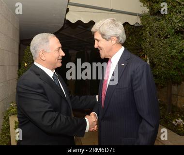Le Secrétaire d Etat américain John Kerry (à droite) serre la main du Premier Ministre israélien Benjamin Netanyahu à la résidence du Premier Ministre à Jérusalem, le 4 janvier 2014. Le secrétaire d’État américain John Kerry a déclaré samedi que, malgré les difficultés rencontrées par les Israéliens et les Palestiniens, certains progrès ont été réalisés dans leurs pourparlers de paix. (Xinhua/GPO/Amos Ben Gershom) MIDEAST-JERUSALEM-BENJAMIN NETANYAHU-U.S.-JOHN KERRY-MEETING PUBLICATIONxNOTxINxCHN visite le Secrétaire d'Etat américain John Kerry r serre la main du Premier ministre israélien Benjamin Netanyahu À la résidence du Premier ministre à Jérusale Banque D'Images