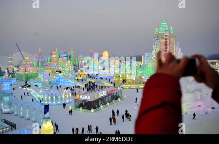 (140105) -- HARBIN, 5 janv. 2014 (Xinhua) -- visite touristique dans le monde de glace et de neige à Harbin, capitale de la province du Heilongjiang du nord-est de la Chine, 5 janv. 2014. Le 30e Festival international de glace et de neige de Harbin a ouvert ses portes dimanche soir. L industrie du tourisme de glace et de neige de Harbin s est développée depuis 50 ans depuis 1963. (Xinhua/Wang Jianwei) (zc) CHINA-HARBIN-ICE AND SNOW FESTIVAL (CN) PUBLICATIONxNOTxINxCHN Harbin Jan 5 2014 visite des visiteurs de XINHUA dans le monde de GLACE et de neige à Harbin capitale du nord-est de la Chine S Heilongjiang province Jan 5 2014 le 30e festival international de GLACE et de neige de Harbin Banque D'Images