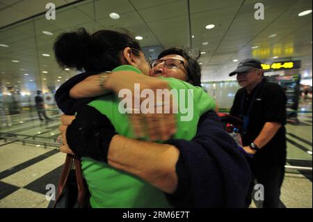 (140107) -- SINGAPOUR, 7 janv. 2014 (Xinhua) -- Un passager (C) à bord de l'Airbus A380, qui a atterri d'urgence à Bakou, la capitale de l'Azerbaïdjan, embrasse son parent à l'aéroport international Changi de Singapour, le 7 janvier 2013. L'avion de remplacement de Singapore Airlines a pris mardi des passagers et du personnel de cabine bloqués à Bakou en Azerbaïdjan et est retourné à Singapour après un vol opéré par la compagnie qui a atterri d'urgence dans la capitale azerbaïdjanaise lundi.(Xinhua/puis Chih Wey) (srb) SINGAPORE-STRANDED PASSENGERS-RETURN PUBLICATIONxNOTxINxCHN Singapour janvier 7 2014 Banque D'Images