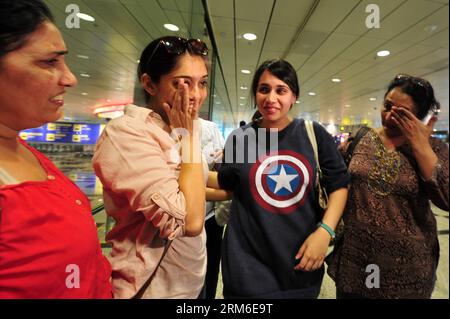 (140107) -- SINGAPOUR, 7 janv. 2014 (Xinhua) -- Rajween Kaur (2nd R), passager à bord de l'Airbus A380, qui a atterri d'urgence à Bakou, la capitale de l'Azerbaïdjan, rencontre son parent à l'aéroport international Changi de Singapour, le 7 janvier 2013. L'avion de remplacement de Singapore Airlines a pris mardi des passagers et du personnel de cabine bloqués à Bakou en Azerbaïdjan et est retourné à Singapour après un vol opéré par la compagnie a atterri d'urgence dans la capitale azerbaïdjanaise lundi.(Xinhua/puis Chih Wey) (srb) SINGAPORE-PASSAGERS BLOQUÉS-RETOUR PUBLICATIONxNOTxINxCHN si Banque D'Images