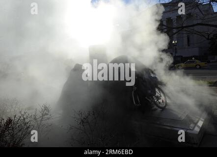 (140107) -- WASHINGTON D.C., 7 janvier 2014 (Xinhua) -- des sans-abri se réchauffent à une sortie de vapeur à Washington D.C., capitale des États-Unis, 7 janvier 2014. Le nord et le centre des États-Unis ont été frappés par les températures les plus froides depuis environ deux décennies cette semaine en raison du front froid polaire, avec quelque 140 millions de personnes touchées. (Xinhua/Zhang Jun) US-WASHINGTON-COLD WAVE PUBLICATIONxNOTxINxCHN Washington D C Jan 7 2014 XINHUA Home les hommes se réchauffent À une sortie de vapeur à Washington D C capitale des États-Unis Jan 7 2014 les parties nord et centrale de l'U S étaient Banque D'Images