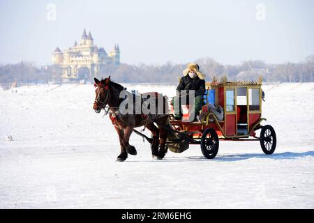 (140108) -- HARBIN, 8 janv. 2014 (Xinhua) -- Une voiture marche sur la rivière Songhua en direction des glaces à Harbin, capitale de la province du Heilongjiang du nord-est de la Chine, le 8 janvier 2014. Les gens apprécient les paysages de glace et de neige à Harbin, la capitale la plus au nord de la Chine. (Xinhua/Wang Kai) (zgp) CHINA-HARBIN-ICE AND SNOW (CN) PUBLICATIONxNOTxINxCHN Harbin Jan 8 2014 XINHUA une calèche marche SUR la rivière Songhua en direction des glaces à Harbin capitale du nord-est de la Chine S Heilongjiang Jan 8 2014 célébrités profitent des paysages de GLACE et de neige à Harbin la capitale de la Chine XINHUA Wang Kai Zgp Chine Harbin GLACE et neige Banque D'Images