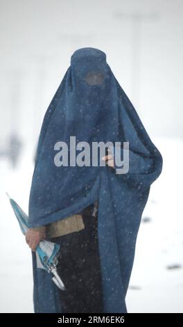 (140108) -- KABOUL, 8 janv. 2014 (Xinhua) -- une femme afghane marche pendant les chutes de neige à Kaboul, capitale de l'Afghanistan, le 8 janvier 2014. (Xinhua/Ahmad Massoud) AFGHANISTAN-KABUL-SNOWFALL PUBLICATIONxNOTxINxCHN Kaboul Jan 8 2014 XINHUA à une femme afghane marche pendant les chutes de neige à Kaboul capitale de l'Afghanistan LE Jan 8 2014 XINHUA Ahmad Massoud Afghanistan Kabul Snowfall PUBLICATIONxNOTxINxCHN Banque D'Images