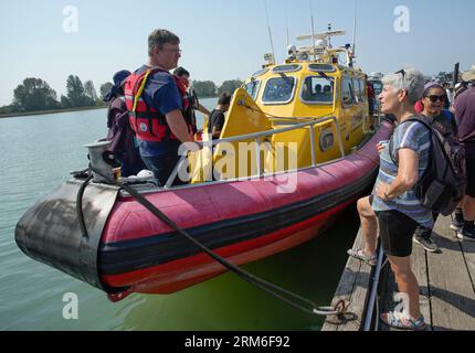 Richmond, Canada. 26 août 2023. Un résident discute avec un membre du Royal Canadian Marine Search and Rescue au 20e Richmond Maritime Festival à Richmond, Colombie-Britannique, Canada, le 26 août 2023. Crédit : Liang Sen/Xinhua/Alamy Live News Banque D'Images