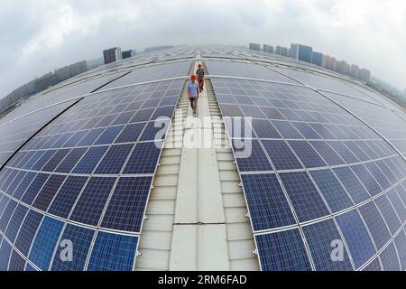 (140109) -- HANGZHOU, 9 janvier 2014 (Xinhua) -- les travailleurs du groupe Chint vérifient les équipements de production d'énergie photovoltaïque à la gare ferroviaire de Hangzhou est à Hangzhou, capitale de la province du Zhejiang de l'est de la Chine, le 29 juin 2013. Le groupe Chint est devenu la plus grande entreprise privée dans l'investissement dans la production d'énergie photovoltaïque en Chine avec l'investissement total de 13 milliards de yuans (environ 2,15 milliards de dollars américains) et la capacité de production d'énergie photovoltaïque de 1200 mégawatts. (Xinhua/Xu Yu) (mt) CHINA-PHOTOVOLTAIC PRODUCT-CHINT GROUP (CN) PUBLICATIONxNOTxINxCHN Hangzhou Jan 9 2014 XIN Banque D'Images