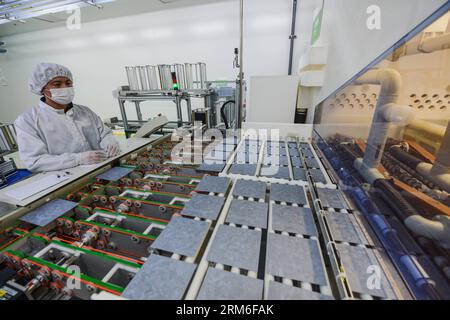 (140109) -- HANGZHOU, 9 janv. 2014 (Xinhua) -- Un ouvrier produit des panneaux solaires dans l'usine du groupe Chint à Hangzhou, capitale de la province du Zhejiang de l'est de la Chine, 9 janv. 2014. Le groupe Chint est devenu la plus grande entreprise privée dans l'investissement dans la production d'énergie photovoltaïque en Chine avec l'investissement total de 13 milliards de yuans (environ 2,15 milliards de dollars américains) et la capacité de production d'énergie photovoltaïque de 1200 mégawatts. (Xinhua/Xu Yu) (mt) CHINA-PHOTOVOLTAIC PRODUCT-CHINT GROUP (CN) PUBLICATIONxNOTxINxCHN Hangzhou Jan 9 2014 XINHUA a travailleurs produits panneaux solaires dans le fait Banque D'Images