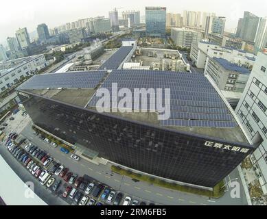 (140109) -- HANGZHOU, 9 janvier 2014 (Xinhua) -- la photo prise le 9 janvier 2014 montre un immeuble de bureaux du groupe Chint installé avec des équipements de production d'énergie photovoltaïque à Hangzhou, capitale de la province du Zhejiang de l'est de la Chine. Le groupe Chint est devenu la plus grande entreprise privée dans l'investissement dans la production d'énergie photovoltaïque en Chine avec l'investissement total de 13 milliards de yuans (environ 2,15 milliards de dollars américains) et la capacité de production d'énergie photovoltaïque de 1200 mégawatts. (Xinhua/Xu Yu) (mt) CHINA-PHOTOVOLTAIC PRODUCT-CHINT GROUP (CN) PUBLICATIONxNOTxINxCHN Hangzhou Jan 9 2014 XI Banque D'Images