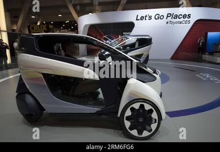 Le constructeur automobile japonais Toyota présente son concept-car i-Road au salon international de l électronique grand public (ces) 2014 à Las Vegas, aux États-Unis, le 8 janvier 2014. De nombreux exposants exposent leurs voitures intelligentes nouvellement développées ou leurs systèmes intelligents lors du ces annuel. (Xinhua/Yang Lei) (lyx) US-LAS VEGAS-CEs-SMART CARS PUBLICATIONxNOTxINxCHN Japon S Toyota présente son concept car I Road AU salon international de l'électronique grand public 2014 à Las Vegas les États-Unis janvier 8 2014 un grand nombre d'exposants exposent leurs nouvelles Smart Cars ou système intelligent lors du ces X annuel Banque D'Images