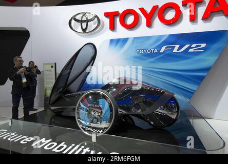 Le constructeur automobile japonais Toyota présente son concept-car FV2 au salon international de l électronique grand public (ces) 2014 à Las Vegas, aux États-Unis, le 8 janvier 2014. De nombreux exposants exposent leurs voitures intelligentes nouvellement développées ou leurs systèmes intelligents lors du ces annuel. (Xinhua/Yang Lei) (lyx) US-LAS VEGAS-CEs-SMART CARS PUBLICATIONxNOTxINxCHN Japon S Toyota présente son concept car AU salon international de l'électronique grand public 2014 ces à Las Vegas aux États-Unis janvier 8 2014 un grand nombre d'exposants exposent leurs nouvelles Smart Cars ou système intelligent lors du ces annuel XINHUA Yan Banque D'Images