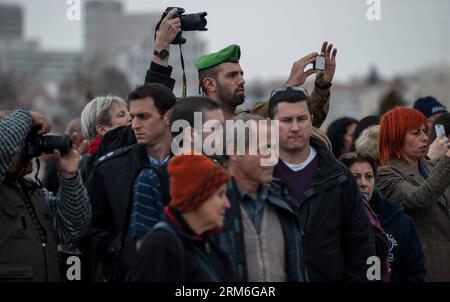 (140112) -- JÉRUSALEM , 12 janv. 2014 (Xinhua) -- les gens rendent hommage au cercueil de l'ancien Premier ministre israélien Ariel Sharon sur la place d'entrée de la Knesset israélienne (Parlement) à Jérusalem, le 12 janvier 2014. L’ancien Premier ministre israélien Ariel Sharon est décédé samedi à l’âge de 85 ans. (Xinhua/Li Rui) MIDEAST-JERUSALEM-ISRAEL S KNESSET-EX-PM-SHARON-DEUIL CEMORMAIONXNOTXINXCHN Jerusalem Jan 12 2014 célébrités XINHUA rendent hommage au cercueil de l'ancien Premier ministre israélien Ariel Sharon SUR la place d'entrée du Parlement israélien de la Knesset à Jérusalem O Banque D'Images