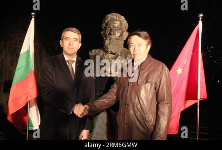 Le président bulgare Rosen Plevneliev (à gauche) et l'artiste chinois Yuan Xikun posent pour une photo devant les œuvres de Yuan, la statue de Hristo Botev (1848-1876), célèbre poète et révolutionnaire bulgare, à Beijing, capitale de la Chine, le 12 janvier 2014. Le président a présenté des fleurs à la statue dimanche lors de sa tournée en Chine. (Xinhua) (ry) CHINE-PÉKIN-PRÉSIDENT BULGARE-VISITE (CN) PUBLICATIONxNOTxINxCHN le Président bulgare Roses l et l'artiste chinois Yuan Xikun posent pour une photo devant les œuvres de Yuan S la statue de Hristo Botev 1848 1876 un célèbre poète bulgare et révolutionnaire à Beijing Capi Banque D'Images