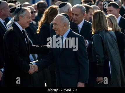 (140113) -- JÉRUSALEM, 13 janv. 2014 (Xinhua) -- le président israélien Shimon Peres (2e L) serre la main du représentant du Quatuor et ancien Premier ministre britannique Tony Blair lors d'une cérémonie commémorative de l'ancien Premier ministre israélien Ariel Sharon à la Knesset (Parlement) israélienne à Jérusalem, le 13 janvier 2014. Le service commémoratif de l'État a eu lieu ici lundi, en présence du vice-président américain Joe Biden et du représentant du Quartet et ancien Premier ministre britannique Tony Blair. L'ancien Premier ministre israélien Ariel Sharon, personnage controversé qui a modifié le cours du Moyen-Orient, est mort Banque D'Images