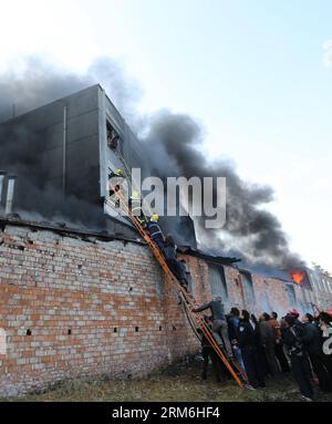 (140114) -- WENLING, 14 janvier 2014 (Xinhua) -- des sauveteurs tentent de sauver des personnes piégées dans un incendie d'usine à Wenling, dans la province du Zhejiang, dans l'est de la Chine, le 14 janvier 2014. Un incendie s'est déclaré mardi à 2:52 heures dans une usine de chaussures à Wenling City, faisant au moins 16 morts, a déclaré le gouvernement local. Les pompiers sont toujours à la recherche de survivants. Une enquête préliminaire sur la cause de l'incendie est en cours. (Xinhua) (hdt) CHINA-ZHEJIANG-FIRE (CN) PUBLICATIONxNOTxINxCHN Wenling Jan 14 2014 sauvetage XINHUA essayer de sauver des célébrités piégées dans un incendie d'usine à Wenling East China S Zhejiang province Banque D'Images