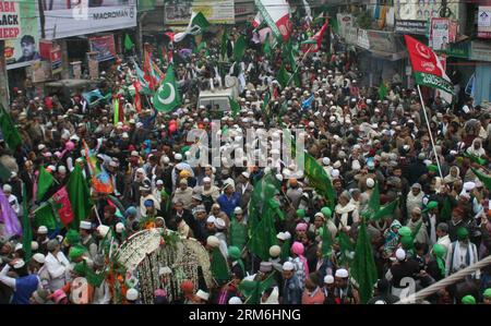 (140114) -- VARANASI, 14 janv. 2013 (Xinhua) -- des musulmans participent à une procession religieuse Juluse-Mohamamdi , célébrant l'anniversaire du prophète Mahomet, à Varanasi, dans l'Uttar Pradesh, Inde, le 14 janvier 2014. (Xinhua/Stringer) INDIA-VARANASI-RELIGION PUBLICATIONxNOTxINxCHN Varanasi Jan 14 2013 les musulmans XINHUA participent à une procession religieuse célébrant l'anniversaire du Prophète Mahomet À Varanasi en Uttar Pradesh Inde Jan 14 2014 XINHUA Stringer Inde Varanasi religion PUBLICATIONxNOTxINxCHN Banque D'Images