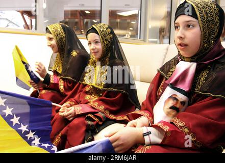 (140115) -- SARAJEVO, 15 janv. 2014 (Xinhua) -- des filles locales en tenue traditionnelle assistent à la cérémonie d'ouverture de la bibliothèque Gazi Husrev-Bey dans la vieille ville de Sarajevo, Bosnie-Herzégovine, le 15 janvier 2014. Une nouvelle bibliothèque a été ouverte mercredi pour abriter des livres anciens et des manuscrits enlevés pendant la guerre sur le site de l'école et bibliothèque Gazi Husrev-Bey construite dans les années 1530 (Xinhua/Haris Memija) (zl) BOSNIE-HERZÉGOVINE-SARAJEVO-GAZI HUSREV-BEY LIBRARY-OPENING PUBLICATIONxNOTxINxCHN Sarajevo Jan 15 2014 jeunes filles de XINHUA en tenue traditionnelle assistent à la cérémonie d'ouverture du GAZI Banque D'Images