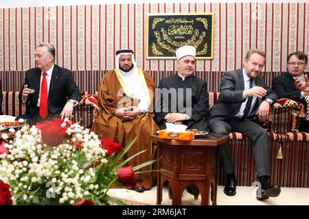 (140115) -- SARAJEVO, 15 janvier 2014 (Xinhua) -- membre de la présidence de Bosnie-Herzégovine Bakir Izetbegovic (2e R), ministre qatarien des Awqaf (dotations) et des Affaires islamiques Ghaith bin Mubarak al-Kuwari (2e L) et ministre des Affaires étrangères de Bosnie-Herzégovine Zlatko Lagumdzija (1e L) attendez la cérémonie d’ouverture de la bibliothèque Gazi Husrev-Bey dans la vieille ville de Sarajevo, en Bosnie-Herzégovine, le 15 janvier 2014. Une nouvelle bibliothèque a été ouverte mercredi pour abriter des livres anciens et des manuscrits enlevés pendant la guerre sur le site de l'école et bibliothèque Gazi Husrev-Bey construite dans les années 1530 (Xinhua/H Banque D'Images