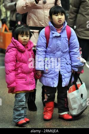 (140116) -- BEIJING, 16 janv. 2014 (Xinhua) -- des filles attendent leur train à la gare de Beijing West à Beijing, capitale de la Chine, 16 janvier 2014. La ruée de voyage du Festival du printemps 2014 de la Chine a commencé aux petites heures de jeudi. Environ 3,62 milliards de voyages seront effectués pendant les 40 jours de la course aux voyages du Festival du printemps, selon Lian Weiliang, chef adjoint de la Commission nationale pour le développement et la réforme, lors d'une conférence de presse. (Xinhua/Li Wen) (wf) CHINA-BEIJING-SPRING FESTIVAL TRAVEL RUSH (CN) PUBLICATIONxNOTxINxCHN Beijing janvier 16 2014 les filles de XINHUA attendent leur train À Beijing WEST Rail Banque D'Images