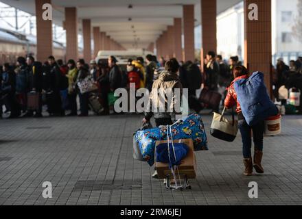 (140116) -- HANGZHOU, 16 janv. 2014 (Xinhua) -- les passagers sont sur le point de monter à bord de leurs trains à la gare de Hangzhou à Hangzhou, capitale de la province du Zhejiang de l'est de la Chine, le 16 janvier 2014. La ruée de voyage du Festival du printemps 2014 de la Chine a commencé aux petites heures de jeudi. Environ 3,62 milliards de voyages seront effectués pendant les 40 jours de la course aux voyages du Festival du printemps, selon Lian Weiliang, chef adjoint de la Commission nationale pour le développement et la réforme, lors d'une conférence de presse. (Xinhua/Han Chuanhao) (wf) CHINA-HANGZHOU-SPRING FESTIVAL TRAVEL RUSH (CN) PUBLICATIONxNOTxINxCHN Hangzhou Jan 16 2014 XINHUA Banque D'Images