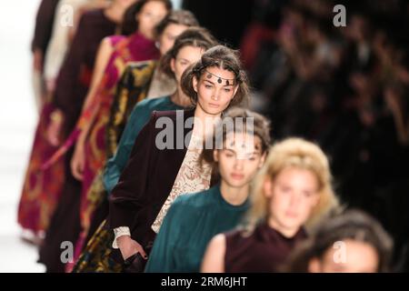 (140116) -- BERLIN, 16 janvier 2014 (Xinhua) -- des mannequins exposent des créations du label allemand HolyGhost lors des défilés automne/hiver 2014 de la Mercedes-Benz Fashion week, à Berlin, Allemagne, le 16 janvier 2014. (Xinhua/Zhang Fan) ALLEMAGNE-BERLIN-FASHION WEEK-HOST PUBLICATIONxNOTxINxCHN Berlin Jan 16 2014 XINHUA Models Display créations by German Label lors de l'automne hiver 2014 défilés de la Mercedes Benz Fashion week à Berlin Allemagne Jan 16 2014 XINHUA Zhang supporter Allemagne Berlin Fashion week PUBLICATIONxNOTxINxCHN Banque D'Images