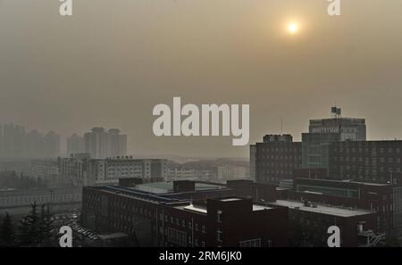 (140116) -- BEIJING, 16 janv. 2014 (Xinhua) -- les bâtiments sont recouverts d'un épais smog à Beijing, capitale de la Chine, 16, 2014. Le gouvernement municipal a émis une alerte jaune au smog jeudi matin, alors que le smog couvrait la ville avec des relevés de qualité de l'air atteignant le niveau le plus pollué. (Xinhua/Li Xin) (wf) CHINA-BEIJING-SMOG (CN) PUBLICATIONxNOTxINxCHN Beijing Jan 16 2014 les bâtiments XINHUA sont couverts de smog lourd à Beijing capitale de la Chine 16 2014 le gouvernement municipal a émis une alerte au smog jaune jeudi matin alors que le smog couvrait la ville avec des relevés de qualité de l'air atteignant les plus polluants Banque D'Images