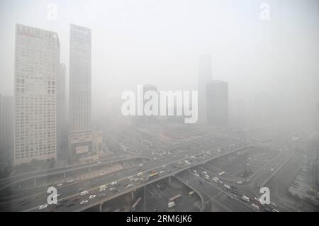 (140116) -- BEIJING, 16 janv. 2014 (Xinhua) -- les bâtiments sont recouverts d'un épais smog à Beijing, capitale de la Chine, 16, 2014. Le gouvernement municipal a émis une alerte jaune au smog jeudi matin, alors que le smog couvrait la ville avec des relevés de qualité de l'air atteignant le niveau le plus pollué. (Xinhua/Luo Xiaoguang) (wf) CHINA-BEIJING-SMOG (CN) PUBLICATIONxNOTxINxCHN 140116 Beijing Jan 16 2014 les bâtiments de XINHUA sont recouverts de smog lourd à Beijing capitale de la Chine 16 2014 le gouvernement municipal a émis une alerte au smog jaune jeudi matin alors que le smog couvrait la ville avec des relevés de qualité de l'air atteignant TH Banque D'Images