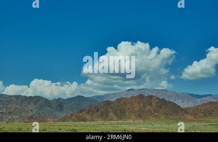 La route vers la ville de Naryn dans l'ouest du Kirghizistan Banque D'Images