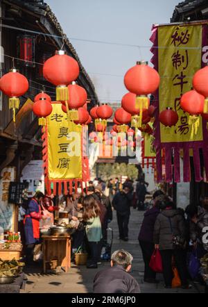 (140116) -- HANGZHOU, 16 janv. 2014 (Xinhua) -- des gens sont vus dans l'ancienne ville de Tangqi de la ville de Hangzhou, capitale de la province du Zhejiang de l'est de la Chine, le 16 janvier 2014. Une activité folklorique pour accueillir le nouvel an lunaire a eu lieu ici jeudi. (Xinhua/Xu Yu) (cjq) CHINA-HANGZHOU-SPRING FESTIVAL-PRÉPARATION (CN) PUBLICATIONxNOTxINxCHN Hangzhou Jan 16 2014 XINHUA célébrités sont des lacs À l'ancienne ville de Hangzhou capitale de l'est de la Chine S Zhejiang province Jan 16 2014 une activité folklorique pour accueillir le nouvel an lunaire quel héros ici LE jeudi XINHUA Xu Yu Chine Hangzhou Printemps Festival Banque D'Images