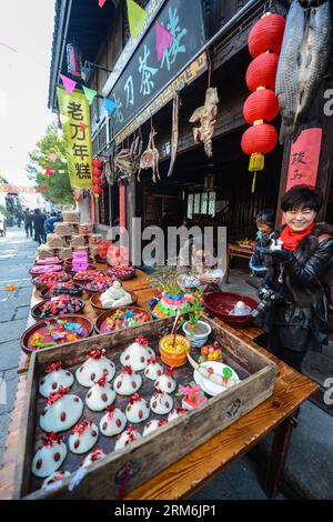 (140116) -- HANGZHOU, 16 janvier 2014 (Xinhua) -- les touristes sélectionnent des marchandises pour le nouvel an chinois à venir dans la ville antique de Tangqi de la ville de Hangzhou, capitale de la province du Zhejiang de l'est de la Chine, le 16 janvier 2014. Une activité folklorique pour accueillir le nouvel an lunaire a eu lieu ici jeudi. (Xinhua/Xu Yu) (cjq) CHINA-HANGZHOU-SPRING FESTIVAL-PREPARATION (CN) PUBLICATIONxNOTxINxCHN Hangzhou Jan 16 2014 touristes XINHUA sélectionnez des marchandises pour le nouvel an chinois À venir À l'ancienne ville de Hangzhou capitale de l'est de la Chine S province du Zhejiang Jan 16 2014 une activité folklorique pour accueillir le New Yea lunaire Banque D'Images