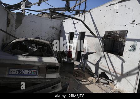 (140116) -- GAZA, 16 janv. 2014 (Xinhua) -- des enfants palestiniens jouent près d'une voiture endommagée après une frappe aérienne israélienne de nuit dans la ville de Gaza le 16 janvier 2014. L’armée de l’air israélienne (IAF) a frappé quatre sites dans le nord de la bande de Gaza tôt jeudi matin, peu de temps après que cinq roquettes aient été tirées depuis l’enclave palestinienne, selon un communiqué de l’armée israélienne. (Xinhua/Wissam Nassar) (srb) MIDEAST-GAZA-AIRSTRIKE PUBLICATIONxNOTxINxCHN Gaza Jan 16 2014 des enfants PALESTINIENS de XINHUA jouent près d'une voiture endommagée après une nuit de frappe aérienne israélienne dans la ville de Gaza LE 16 2014 janvier The Israel Air for Banque D'Images