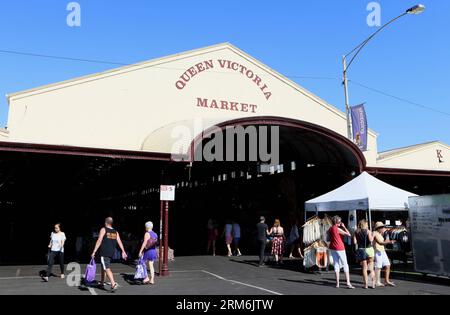 (140116) -- MELBOURNE, 16 janv. 2014 (Xinhua) -- les clients magasinent au Queen Victoria Market, Melbourne en Australie, le 16 janvier 2014. Le marché Queen Victoria est l'un des plus grands marchés en plein air de l'hémisphère sud. Commençant comme un petit marché en 1857, le marché est maintenant une destination touristique majeure de Melbourne, offrant une variété de fruits et légumes, de viande, de bijoux et d'art et d'artisanat faits à la main. (Xinhua/Li Peng) AUSTRALIA-MELBOURNE-QUEEN VICTORIA MARKET PUBLICATIONxNOTxINxCHN Melbourne Jan 16 2014 clients XINHUA Magasinez AU Queen Victoria Market Melbourne en Australie LE 16 2014 Jan Queen V. Banque D'Images