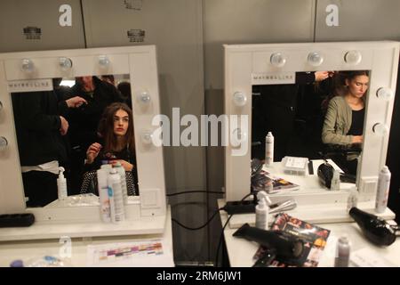 (140116) -- BERLIN, 16 janv. 2014 (Xinhua) -- les modèles sont préparés en coulisses avant le salon de la marque allemande HolyGhost lors des défilés automne/hiver 2014 de la semaine de la mode Mercedes-Benz, à Berlin, Allemagne, le 16 janvier 2014. (Xinhua/Zhang Fan) ALLEMAGNE-BERLIN-FASHION WEEK PUBLICATIONxNOTxINxCHN Berlin Jan 16 2014 les modèles XINHUA sont préparés les jours des coulisses avant le salon allemand Label S lors des défilés automne hiver 2014 de la Mercedes Benz Fashion week à Berlin Allemagne Jan 16 2014 XINHUA Zhang supporter Allemagne Berlin Fashion week PUBLICATIONxNOTxINxCHN Banque D'Images