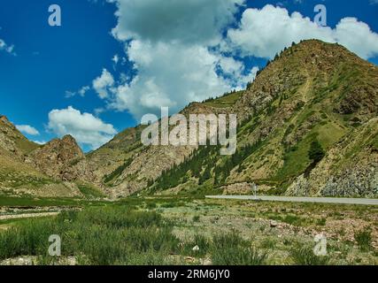 La route vers la ville de Naryn dans l'ouest du Kirghizistan Banque D'Images