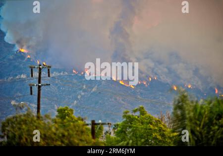 (140116) -- LOS ANGELES, 16 janv. 2014 (Xinhua) -- le feu fait rage dans la forêt nationale d'Angeles, au nord de Glendora, 16 janv. 2014. L'incendie de Colby, signalé vers 6 heures du matin comme un incendie de camp hors contrôle, a atteint 1 700 acres et a provoqué une épaisse fumée sur la région de Los Angeles. (Xinhua/Zhang Chaoqun) US-LOS ANGELES-FOREST-FIRE PUBLICATIONxNOTxINxCHN Los Angeles Jan 16 2014 XINHUA Fire fait rage À la forêt nationale d'Angeles au nord de Glendora Jan 16 2014 le Colby Fire rapporté À environ 6 a M comme hors de contrôle feu de camp a augmenté à 1 700 acres et A CAUSÉ une fumée épaisse au-dessus du Los Angeles Regio Banque D'Images