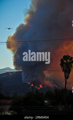 (140116) -- LOS ANGELES, 16 janv. 2014 (Xinhua) -- Un hélicoptère survole la forêt nationale d'Angeles, au nord de Glendora, le 16 janvier 2014. L'incendie de Colby, signalé vers 6 heures du matin comme un incendie de camp hors contrôle, a atteint 1 700 acres et a provoqué une épaisse fumée sur la région de Los Angeles. (Zhang Chaoqun) US-LOS ANGELES-FOREST-FIRE PUBLICATIONxNOTxINxCHN Los Angeles Jan 16 2014 XINHUA un hélicoptère VOLE au-dessus de la forêt nationale d'Angeles au nord de Glendora Jan 16 2014 le feu de Colby rapporté À environ 6 a M comme hors de contrôle feu de camp a augmenté à 1 700 acres et A PROVOQUÉ une épaisse fumée le Lo Banque D'Images