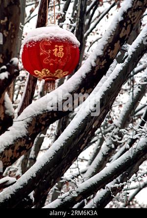 ZHENGZHOU - photo prise le 16 février 2003 montre une lanterne rouge avec un caractère chinois fu accrochée à un arbre dans la ville de Zhengzhou, capitale de la province du Henan en Chine centrale. Le caractère chinois fu , qui signifie bonne chance , est commun partout en Chine pendant la fête du printemps. Il est populaire pour sa signification propice, peut également être interprété comme le bonheur , que le peuple chinois croit leur donner la bénédiction dans la nouvelle année à venir. (Xinhua/Wang Song) (zwx) CHINA-SPRING FESTIVAL-CHINESE CHARACTER FU (CN) PUBLICATIONxNOTxINxCHN Zhengzhou photo prise LE 16 2003 février montre un Lanter rouge Banque D'Images